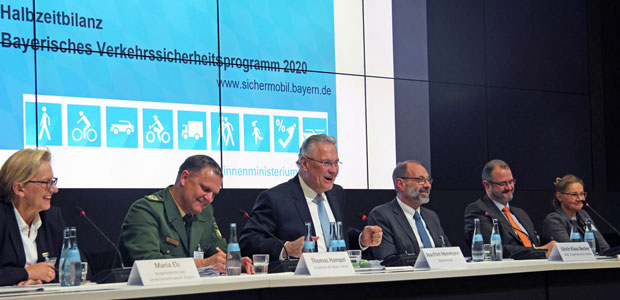 Verkehrssicherheitskonferenz 2016: Podiumsdiskussion mit Innen- und Verkehrsminister Joachim Herrmann - © Bayerisches Staatsministerium des Innern, für Bau und Verkehr Verkehrssicherheitskonferenz 2016: Podiumsdiskussion mit Innen- und Verkehrsminister Joachim Herrmann - © Bayerisches Staatsministerium des Innern, für Bau und Verkehr