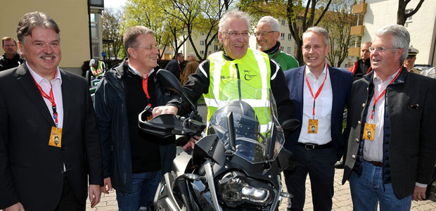 Innenminister Joachim Herrmann mit Motorrad - © Polizeipräsidium Oberfranken Innenminister Joachim Herrmann mit Motorrad - © Polizeipräsidium Oberfranken