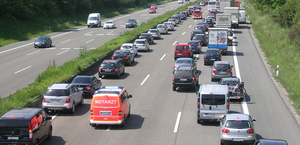Autos bilden eine Rettungsgasse - © Los Hawlos Autos bilden eine Rettungsgasse - © Los Hawlos