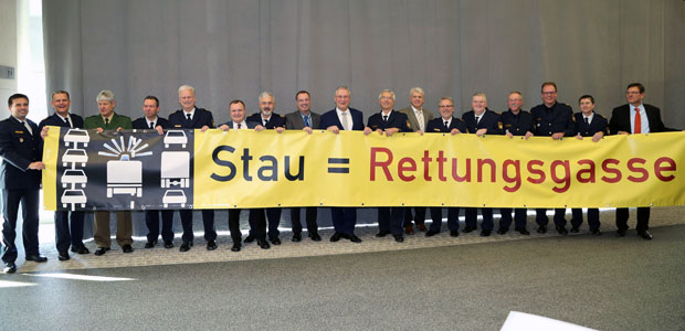 Banner "Stau = Rettungsgasse" - © Redaktion Bayerns Polizei Banner "Stau = Rettungsgasse" - © Redaktion Bayerns Polizei