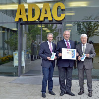 Der bayerische Innenminister Joachim Herrmann stellt gemeinsam mit den ADAC Regionalclubs Südbayern und Nordbayern, der BMW Group und der Hochschule Landshut eine erweiterte Aufklärungskampagne zum Thema "Rettungsgasse" vor. Der bayerische Innenminister Joachim Herrmann stellt gemeinsam mit den ADAC Regionalclubs Südbayern und Nordbayern, der BMW Group und der Hochschule Landshut eine erweiterte Aufklärungskampagne zum Thema "Rettungsgasse" vor.