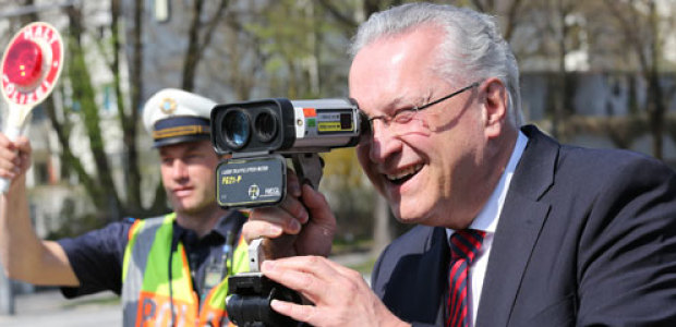 Innenminister Joachim Herrmann mit Laserpistole - © Redaktion Bayerns Polizei Innenminister Joachim Herrmann mit Laserpistole