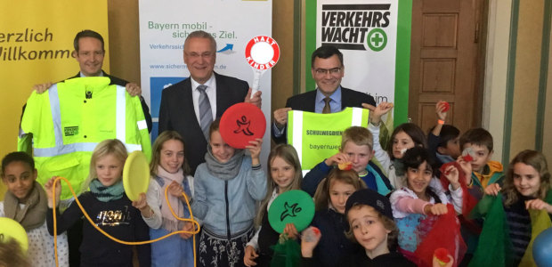 Innenminister Joachim Herrmann, Landesverkehrswachtpräsident Dr. Florian Herrmann und Ingo Schroers von der Bayernwerk AG mit Schülerinnen und Schülern - © Bayerisches Innenministerium Innenminister Joachim Herrmann, Landesverkehrswachtpräsident Dr. Florian Herrmann und Ingo Schroers von der Bayernwerk AG mit Schülerinnen und Schülern - © Bayerisches Innenministerium