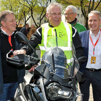 Innenminister Joachim Herrmann mit Motorrad Innenminister Joachim Herrmann mit Motorrad