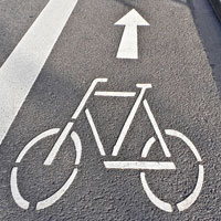 Fahrrad-Symbol auf einem Radweg