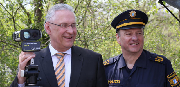 Innenminister Joachim Herrman und Polizeipräsident Hubertus Andrä mit Laserpistole - © Redaktion Bayerns Polizei Innenminister Joachim Herrman und Polizeipräsident Hubertus Andrä mit Laserpistole - © Redaktion Bayerns Polizei