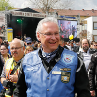 Innenminister Joachim Herrmann besucht die Infostände rund um Verkehrssicherheit anlässlich der Motorradsternfahrt in Kulmbach am 26. April 2015