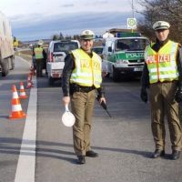 Zwei Polizisten bei einer Verkehrskontrolle Zwei Polizisten bei einer Verkehrskontrolle