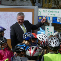 Verkehrsminister Joachim Herrmann bei der Enthüllung einer Radwegebeschilderung in Nürnberg Verkehrsminister Joachim Herrmann bei der Enthüllung einer Radwegebeschilderung in Nürnberg