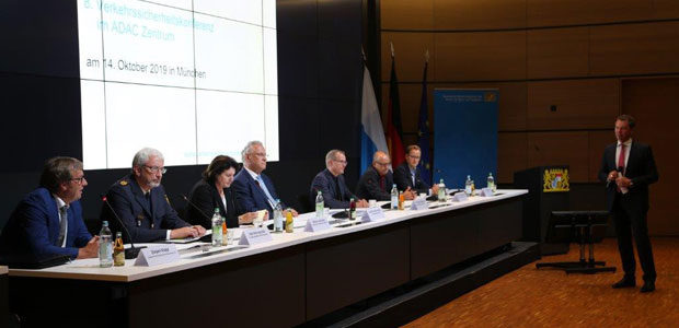 Verkehrssicherheitskonferenz 2019 - © Redaktion Bayerns Polizei Podium Verkehrssicherheitskonferenz 2019