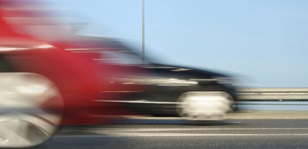 Bayerns Innenminister Joachim Herrmann zur Jahresstatistik des Polizeiverwaltungsamts 2024: Über eine Million Raser erfasst. - © AdobeStock schnell rasende Autos mit Bewegungsunschärfe