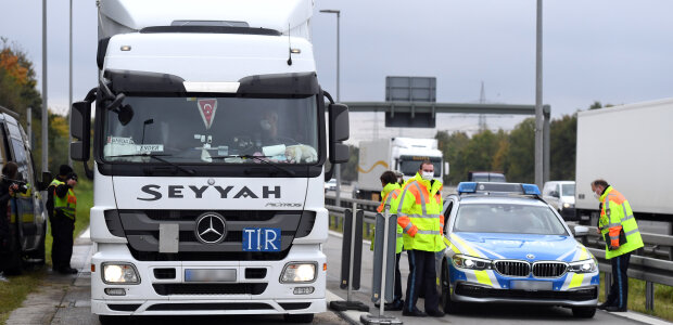 Bayerns Innenminister Joachim Herrmann kündigt deutlich verstärkte Kontrollen von Lkw und Bussen im Mai an (Archivbild) - © Wolfgang Breiteneicher Neben Lkw Polizeikontrolle