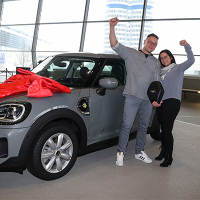 10. Februar 2021: Wir gratulieren dem Gewinner unseres Verkehrssicherheitsgewinnspiels 2020 „Bayern mobil - sicher ans Ziel“! Unter mehr als 40.000 Einsendungen hat unser Glückspilz den Hauptpreis ergattert: einen von der BMW Group gestifteten MINI Cooper! Weitere Gewinner freuen sich über zehn Sparkassenbücher im Wert von je 1.000 Euro des Sparkassenverbands Bayern, über 10 Gutscheine für ein Fahrsicherheitstraining vom ADAC sowie über Frei- und Familienkarten für die Sehenswürdigkeiten der Bayerischen Schlösser- und Seenverwaltung. Innenminister Joachim Herrmann dankt allen Sponsoren für die großartige Unterstützung des Verkehrssicherheitsgewinnspiels und wünscht allzeit gute Fahrt: "Unser Ziel ist es, bis zum Jahr 2030 die Verkehrssicherheit in Bayern noch einmal deutlich zu erhöhen. So wenig Verletzte und Getötete wie nur möglich auf unseren Straßen! Jeder Einzelne kann hierzu einen entscheidenden Beitrag zur Verkehrssicherheit leisten und damit Menschenleben retten." Gewinner neben BMW MINI Cooper