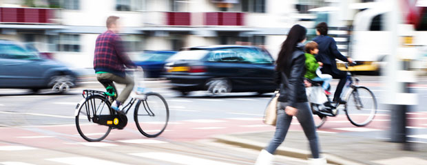 Autos, Fußgänger und Radfahrer im Straßenverkehr Autos, Fußgänger und Radfahrer im Straßenverkehr