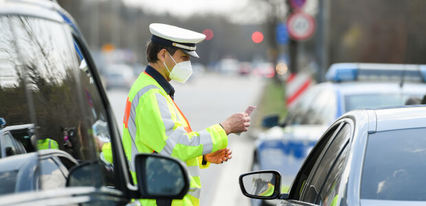 Polizist bei Verkehrskontrolle - © Tobias Hase Polizist bei Verkehrskontrolle