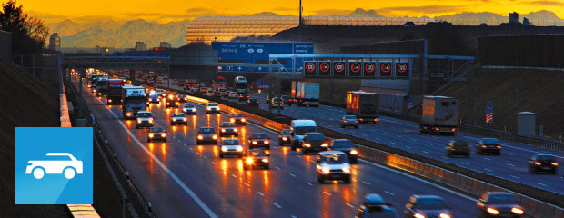 Achtstreifig ausgebaute Bundesautobahn A 9 nördlich von München mit Streckenbeeinflussungsanlage und dynamischen Wegweisern Achtstreifig ausgebaute Bundesautobahn A 9 nördlich von München mit Streckenbeeinflussungsanlage und dynamischen Wegweisern